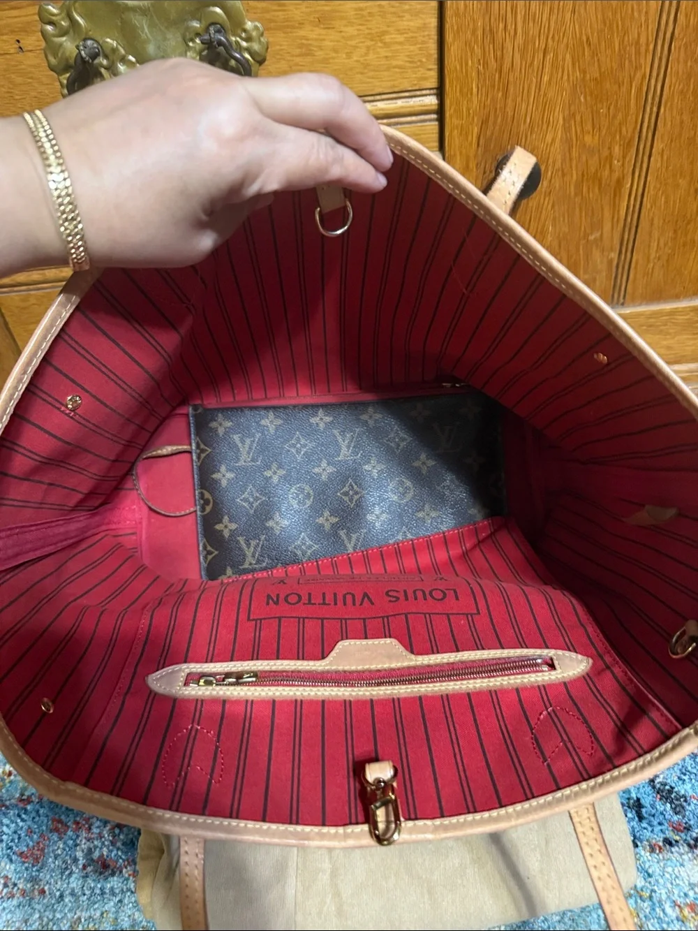 Louis Vuitton Monogram Canvas Neverfull MM.Comes with pouch as well